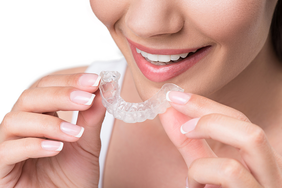 The Pros and Cons of Invisalign, Clear Braces, and Cosmetic Orthodontic Treatment